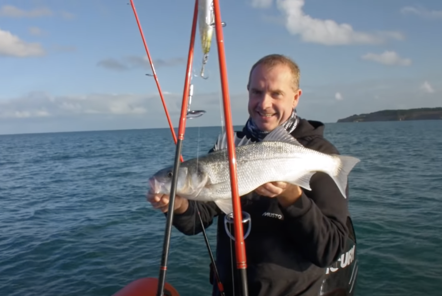 Pêche Au Bar Du Bord De Mer Aux Leurres